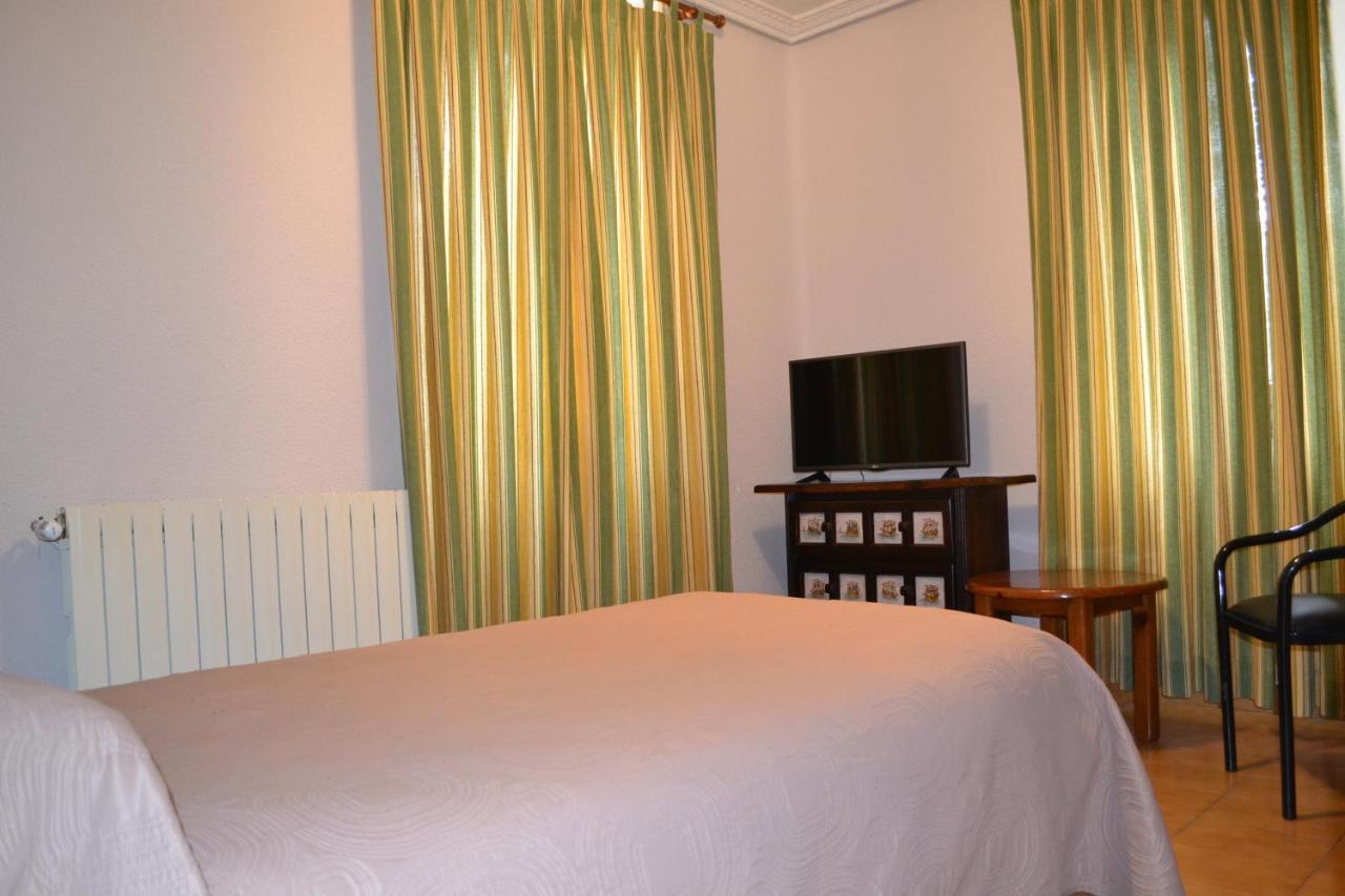 Hostal Aribel Longinos Cercedilla Eksteriør billede