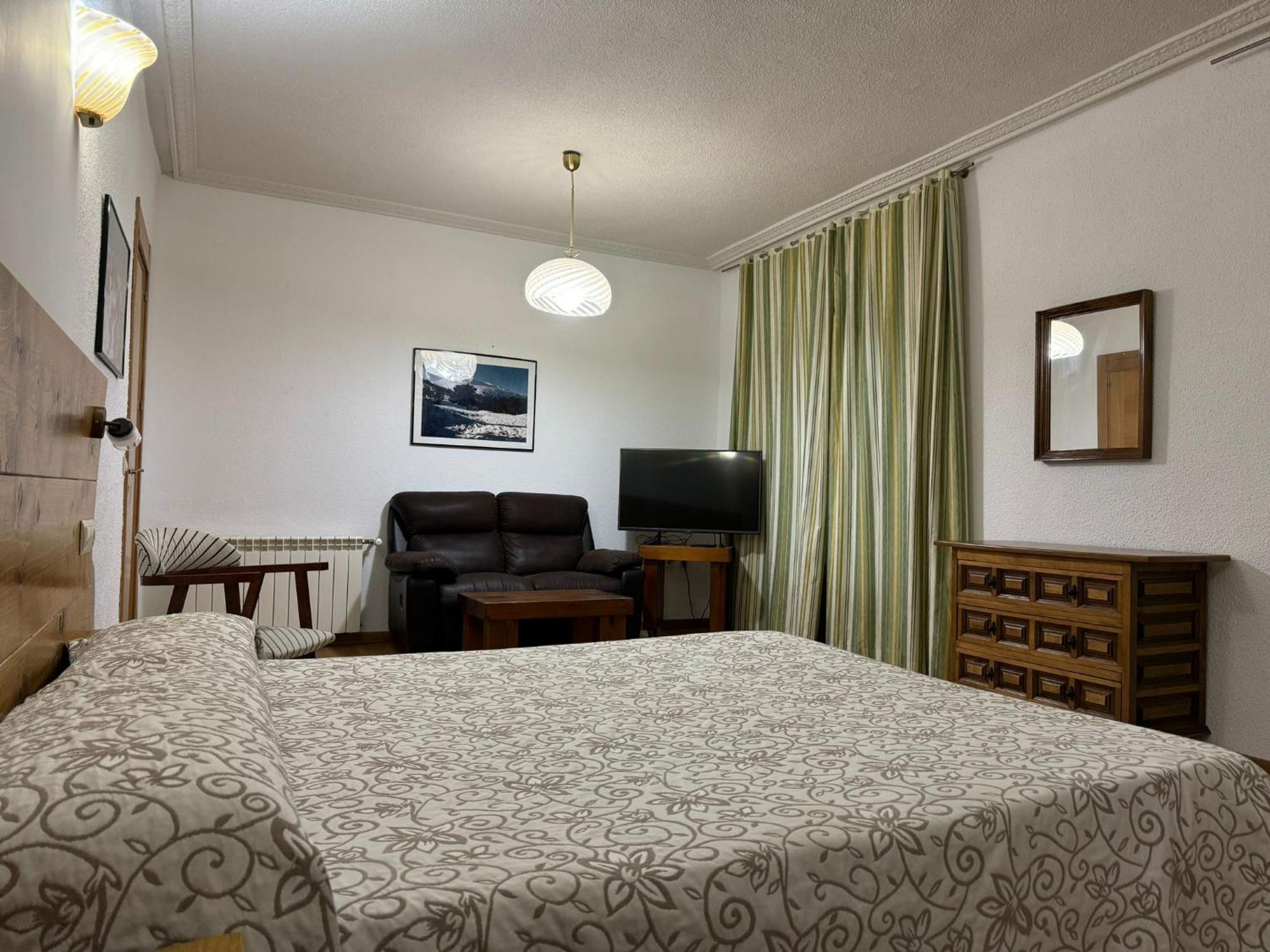Hostal Aribel Longinos Cercedilla Eksteriør billede